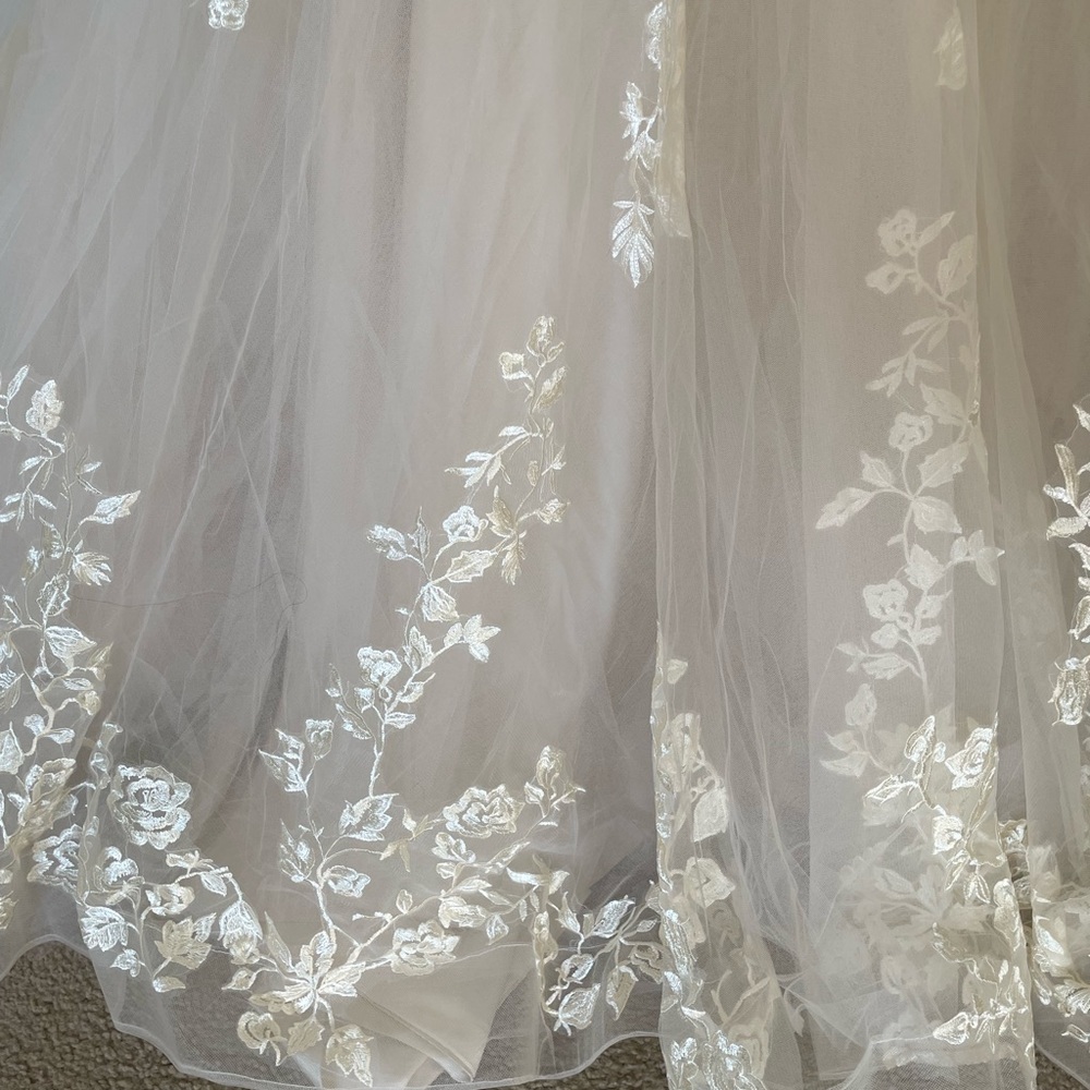 Gorgeous champagne lace wedding gown - Picture 11 of 12